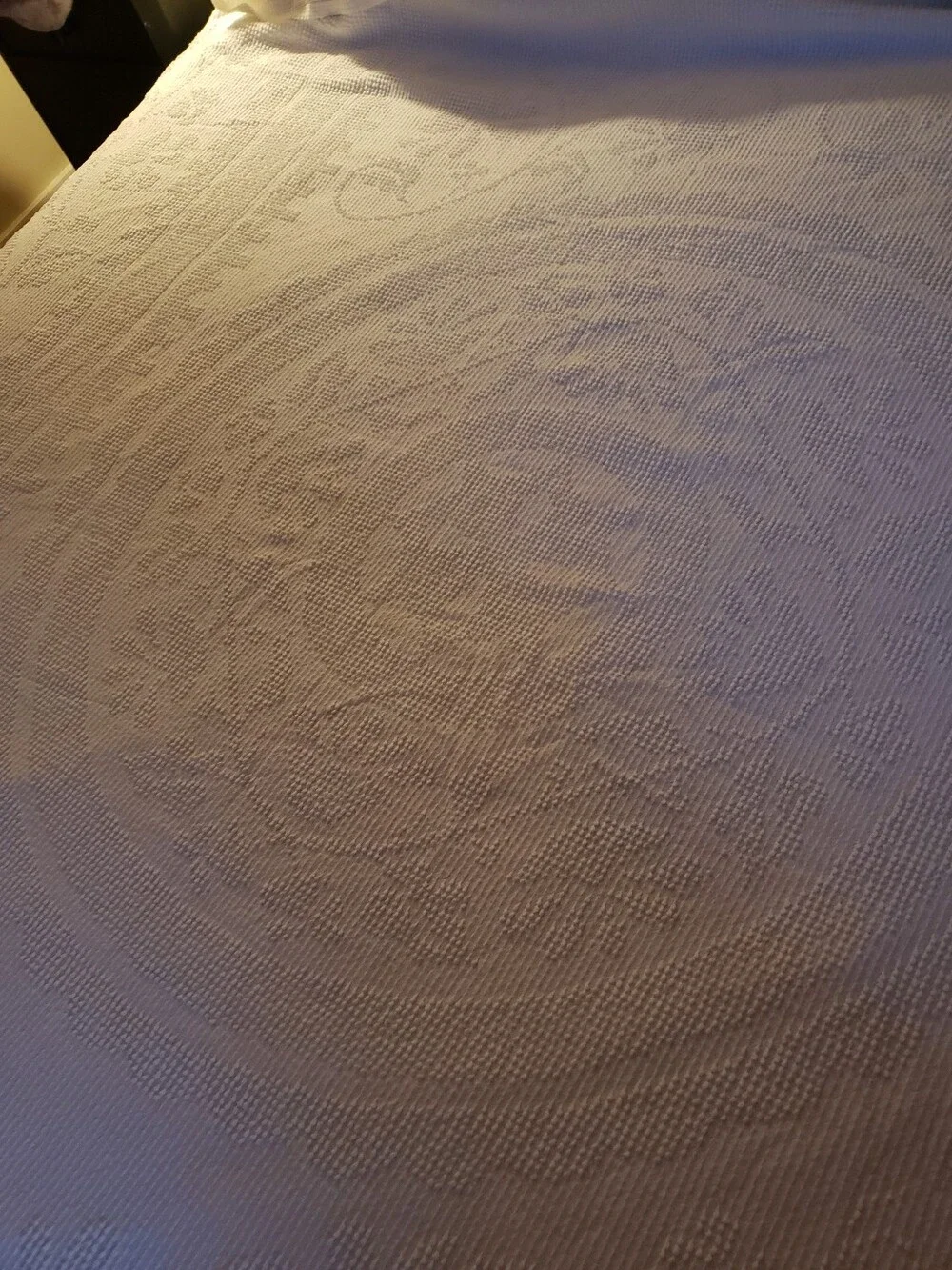 Vintage Bates  White Hobnail Chenille Bedspread with Fringe  88 X 108 queen/king